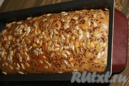 Выпекать пшенично-ржаной дрожжевой хлеб в разогретой до 180 градусов духовке минут 35. На фото видно, что хлебушек хорошо поднялся, корочка получилась ровной, без трещин и "вулканов". Готовый хлеб достать из духовки, слегка остудить, достать из формы, переложить на решётку и полностью остудить.