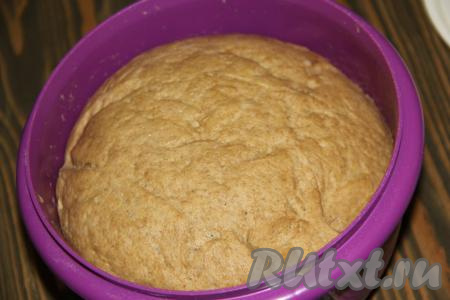 По прошествии 1,5 часов тесто хорошо поднимется, увеличившись в объёме в несколько раз.