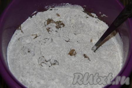 По истечении времени в глубокую миску нужно влить&nbsp;оставшуюся тёплую воду, запенившуюся дрожжевую смесь,&nbsp;растительное масло, всыпать сахар, соль и перемешать.&nbsp;Затем добавить сначала всю ржаную муку, перемешать столовой ложкой. Далее всыпать 150 грамм просеянной пшеничной муки, перемешать.&nbsp;Замешивать тесто сперва столовой ложкой, а когда тесто станет плотным, перейти на замес руками.