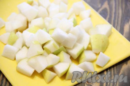 Груши очистить от семенной коробочки с семечками. 500 грамм подготовленных груш нарезать на кубики среднего размера.