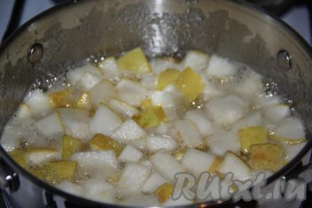 Кастрюлю с грушами поставить на огонь выше среднего, довести до кипения, убрать с поверхности пенку, и варить на медленном огне в течение 20 минут, периодически перемешивая грушевое варенье.