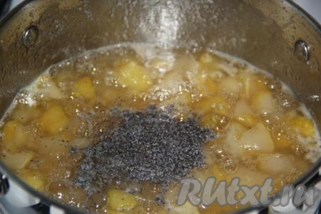 Затем с помощью погружного блендера измельчить 1/2 варенья из груш, для этого я аккуратно выложила часть варенья в отдельную чашу, измельчила, а затем вернула обратно в кастрюлю. Добавить мак, хорошо перемешать грушевое варенье, довести до кипения на огне выше среднего, а после закипания варить на медленном огне в течение 5-7 минут.