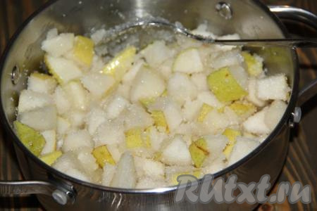 Хорошо перемешать груши, равномерно распределяя сахар и сок лимона. Накрыть кастрюлю крышкой и оставить на 2-3 часа. В течение этого времени 3-4 раза груши нужно будет перемешать.