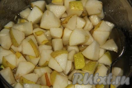 По прошествии 2-3 часов груши дадут сок, а сахар растворится.