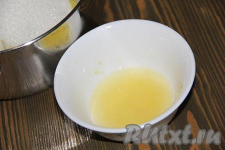 Лимон тщательно вымыть. Из половины лимона выдавить сок, влить в кастрюлю с кусочками груш и сахаром.