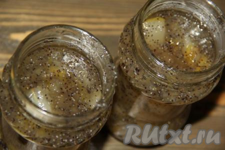 Предварительно простерилизовать банки (я взяла 2 банки объёмом по 300 миллилитров) и прокипятить крышки для банок (я кипячу крышки в течение 3 минут с момента закипания воды). Горячее варенье из груш, лимона и мака разложить по подготовленным баночкам. Сразу банки с грушевым вареньем закрутить (или закатать) крышками.