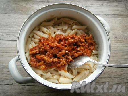 Фарш, тушеный с томатной пастой, добавить в макароны.