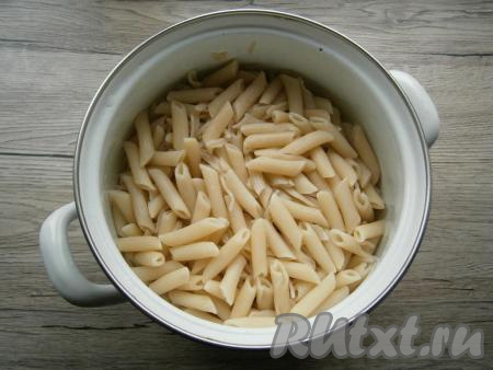 Макароны отварить в подсоленной воде до готовности, согласно инструкции на упаковке. Промыть макароны в дуршлаге горячей водой.