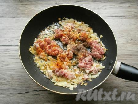 Лук с фаршем посолить, поперчить, посыпать специями.