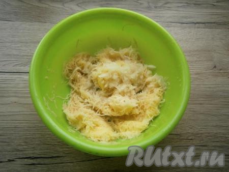 Картофель и лук очистить. Картошку натереть на средней или мелкой терке, отжать жидкость. К картофелю добавить половину луковицы, натертой на мелкой терке.