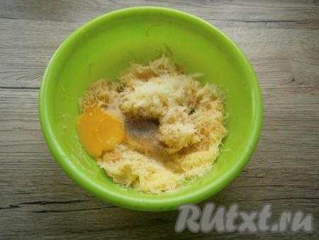 Сюда же добавить сырое яйцо, соль и перец.