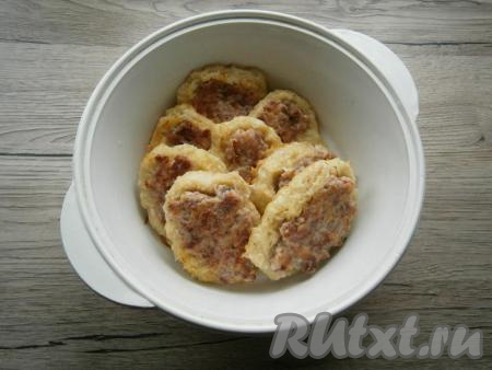 Выложить жареные драники в небольшую кастрюлю, пригодную для микроволновки, и довести их до готовности в микроволновке в течение 3 минут при мощности 750 Ватт (можно довести до готовности и в разогретой духовке в течение минут 10, выставив&nbsp;температуру&nbsp;180 градусов).