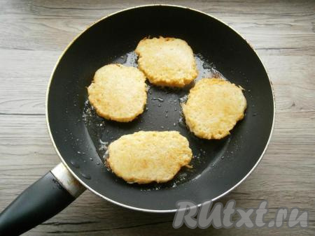 Жарить драники на среднем огне до румяности с нижней стороны, после чего их перевернуть и обжаривать около 1-2 минут.