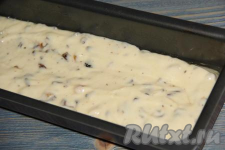 Бока и дно формы для выпечки кексов (я взяла металлическую форму размером 32х12 сантиметров) смазать растительным&nbsp;маслом. Выложить тесто в подготовленную форму и разровнять. Кекс, замешанный на кефире с сухофруктами, выпекать в разогретой до 180 градусов духовке минут 40-45 (до готовности выпечки). Для того чтобы убедиться в готовности, нужно проколоть кекс сверху сухой зубочисткой, если после прокалывания выпечки зубочистка останется сухой, без следов теста, значит кекс полностью готов.