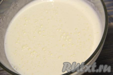 Яйца с сахаром взбивать миксером&nbsp;на максимальных оборотах в течение 5 минут. В результате взбивания яичная масса станет светлой и пышной, сахар полностью растворится.