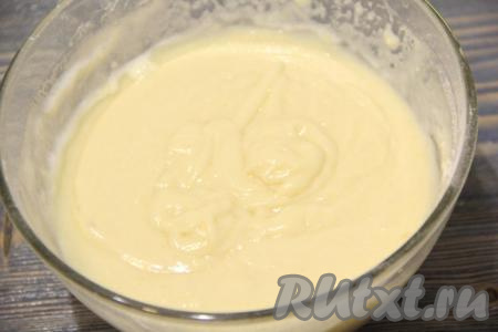 Постепенно подсыпая в тесто оставшуюся муку и каждый раз полностью вмешивая её лопаткой, замесить однородное тесто, напоминающее по консистенции сметану средней густоты. Возможно, муки вам потребуется чуть больше или чуть меньше, чем указано в ингредиентах, ведь количество муки, которое придётся добавить, во многом зависит от размера яиц и жирности кефира.