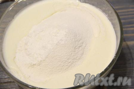 В получившуюся массу влить растительное масло и кефир, перемешать миксером до однородности. Затем всыпать соль, разрыхлитель, 200 грамм муки, перемешать тесто силиконовой лопаткой (или столовой ложкой) до однородности.