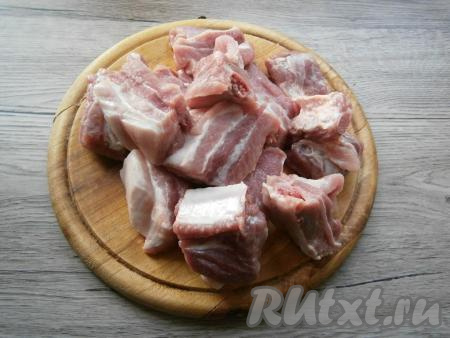 Свиные рёбрышки вымыть, обсушить и нарезать на части. Морковку, лук и чеснок очистить.