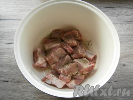 Влить растительное масло в чашу мультиварки. Рёбра посолить, посыпать специями (я посыпала&nbsp;1 чайной ложкой&nbsp;хмели-сунели), поместить их в чашу.