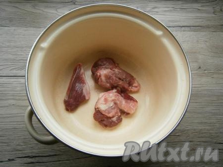Мясо, выложив в кастрюлю, залить водой и отправить на огонь. После закипания снять пену, снизить огонь к минимуму, посолить и варить свинину 30-40 минут.