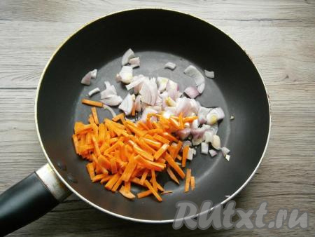 Лук нарезать кусочками, морковь - соломкой и поместить в сковороду, влить растительное масло.