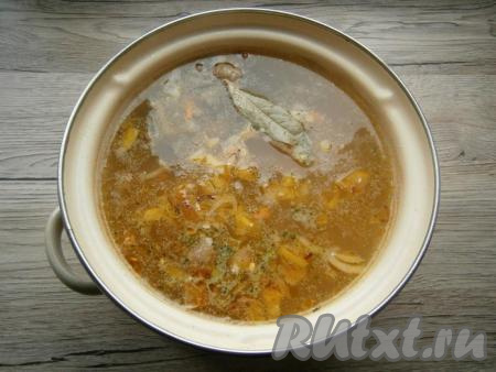 Когда картошка будет практически готова, отправить в кастрюлю обжаренные овощи, всыпать приправу для супа, добавить лавровый лист и измельченный чеснок, варить суп на небольшом огне еще минут 10.
