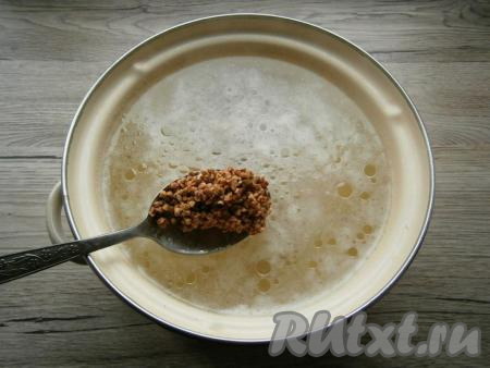 Очистить картофель, морковку, чеснок и лук. По истечении 30-40 минут с начала варки свинины, в кастрюлю добавить нарезанный кусочками картофель, дать ему закипеть и сразу же добавить предварительно промытую гречневую крупу, готовить суп на маленьком огне минут 25 (до готовности картофеля).