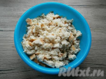 К перекрученному мясу и луку добавить батон, предварительно вымоченный в воде или молоке и отжатый от жидкости.