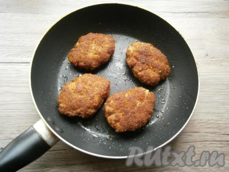 Жарить котлеты из козлятины на разогретом растительном масле на среднем огне до румяного цвета с двух сторон.
