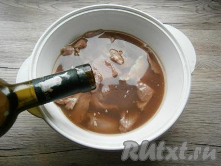 Кусочки мяса залить сухим вином и оставить для вымачивания в прохладном месте на 10-12 часов.