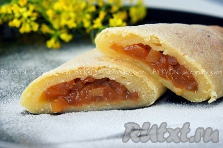 Творожный рулет с яблоками и корицей