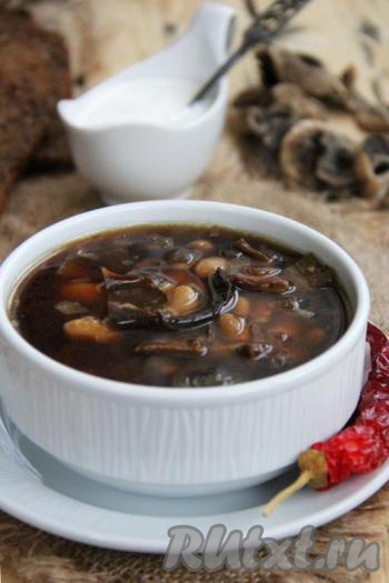 Вот такой аппетитный, вкусный и сытный суп с фасолью и сушеными грибами получается. Подать к столу со сметаной.