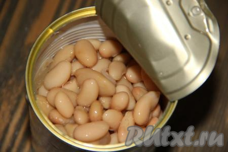 С консервированной фасоли слить лишнюю жидкость.