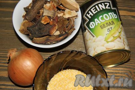 Подготовить продукты для супа. Фасоль можно взять белую или красную. Если готовите с сухой фасолью, то её нужно предварительно залить холодной водой и оставить на ночь, затем залить чистой водой и варить до готовности (от 40 минут до 1,5 часов - продолжительность варки зависит от сорта фасоли). Фасоль должна стать мягкой, но при этом не развариться. Я готовила с консервированной фасолью.