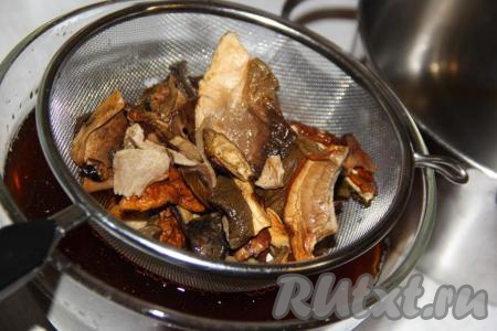 Затем откинуть грибы на дуршлаг и процедить грибной настой. Грибы нарезать на небольшие кусочки.&nbsp;
