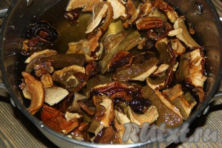 В кастрюлю выложить грибы, залить 1 литром холодной воды и оставить на 1 час.