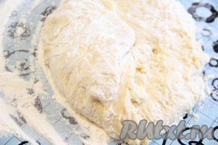 Тесто обмять и дать подняться во второй раз, затем переложить на присыпанный мукой стол. Снова обмять тесто, присыпая его мукой (сильно забивать тесто мукой не нужно).