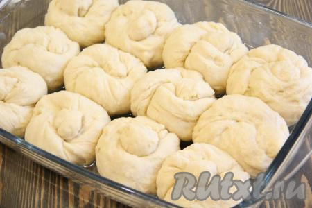 Выложить получившиеся 12 узелков в форму для выпечки, предварительно смазанную растительным маслом.