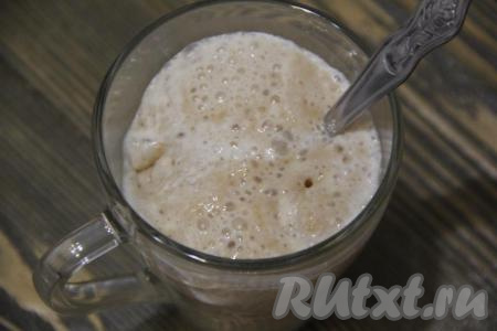 Для начала растворить дрожжи в 50 мл тёплого йогурта и оставить опару в тепле до появления пышной шапочки (понадобится 10-15 минут).