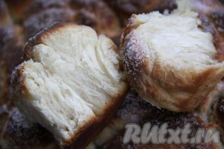 Вот так выглядят сахарные булочки из дрожжевого теста в разрезе. Выпечка по этому рецепту получается очень воздушной и нежной.