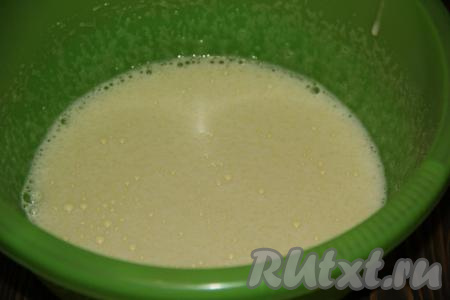 С помощью миксера взбить яйца с сахаром до пышного состояния (взбивать в течение 3 минут).