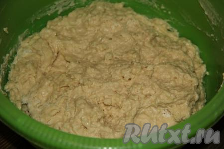 Перемешать тесто ложкой, оно получится не густым и липким. Накрыть тесто пищевой плёнкой и оставить на 1,5-2 часа в тепле.