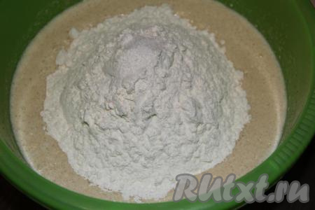 Затем всыпать муку и соль.