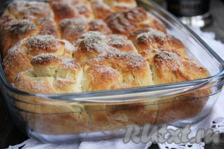 Сахарные булочки выпекать в разогретой духовке при температуре 180 градусов, примерно, 45 минут (до золотистого цвета).