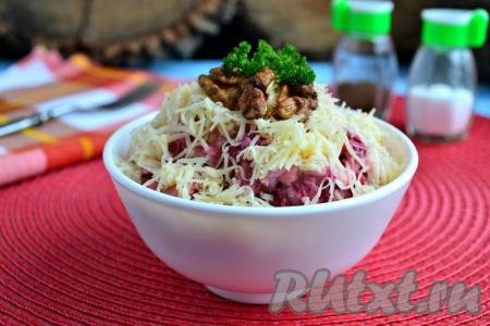 Салат из свеклы с сыром, чесноком и орехами