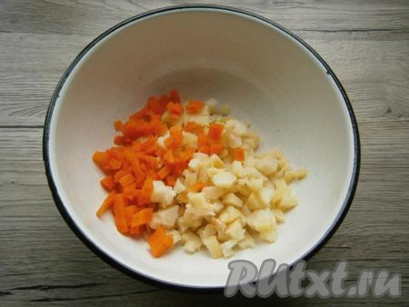 Отварной картофель и морковь очистить и нарезать небольшими кубиками.