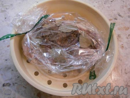 Поместить грудинку в чашу для варки на пару.