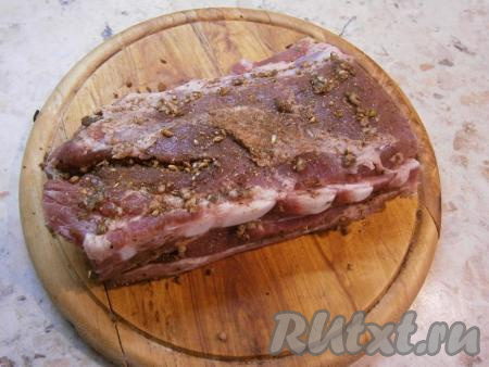 Натереть подготовленной пряной смесью свиную грудинку со всех сторон.
