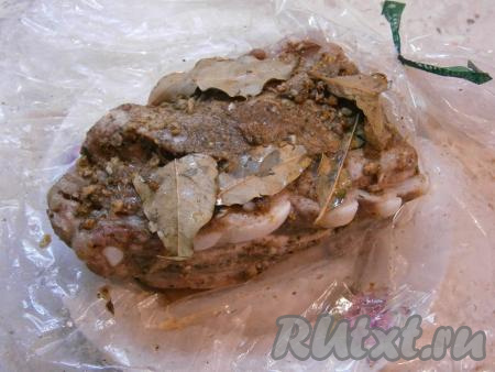 В большую чашу мультиварки налить воду почти на половину объема, чашу со свиной грудинкой разместить сверху. Выставить программу "На пару", время - 1,5 часа, крышку мультиварки закрыть. По истечении времени пакет разрезать, убрать лавровые листья.