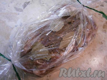 Поместить грудинку в пакет для запекания, сверху разместить лавровые листья. Края пакета тщательно завязать.